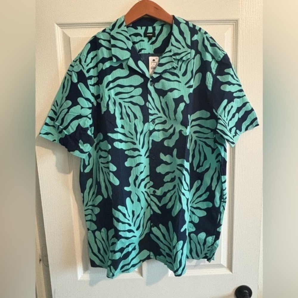 NWT Express Tropical Leaf Print Short Sleeve Men's Shirt
